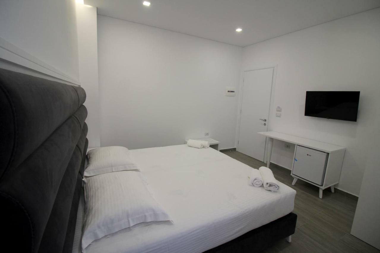 Edina By Hp Hotel Sarandë Eksteriør billede